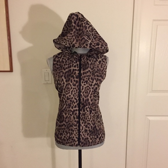 VINCE CAMUTO - Leopard Print Hooded Cargo Vest - Picture 5 of 10